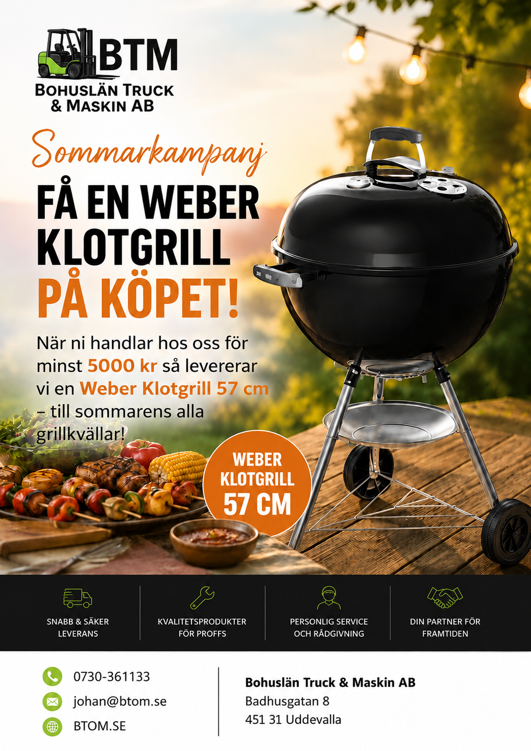 Svart Weber-klotgrill på träbord med grilltillbehör, sommarerbjudande och text från Bohuslän Truck & Maskin AB.